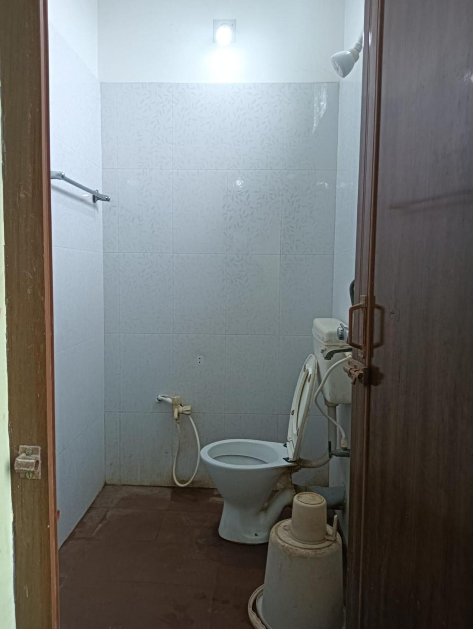 Hotel D2 Holiday Inn -Near Niladri Sea Beach - Puri - Official Verified Екстериор снимка