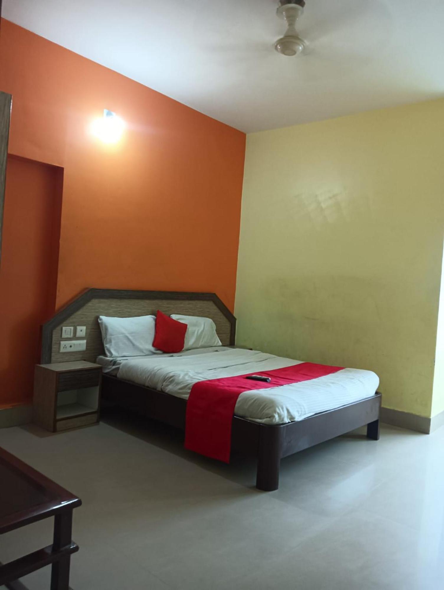 Hotel D2 Holiday Inn -Near Niladri Sea Beach - Puri - Official Verified Екстериор снимка